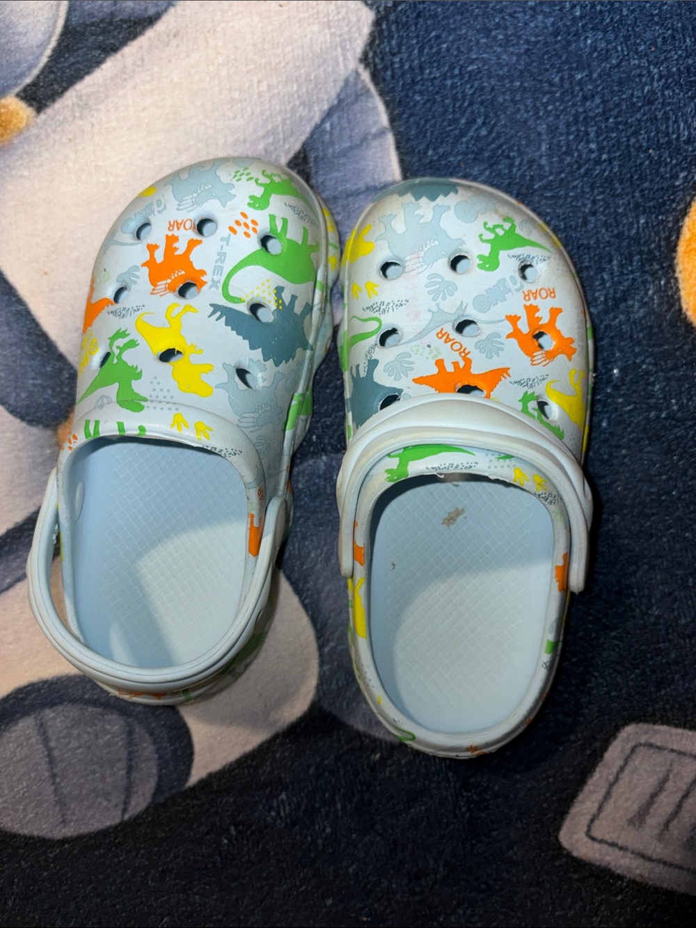 3/$20! Kids size 11.5c Light Blue Dinosaur Clog Shoes size 180 11.5 boys water